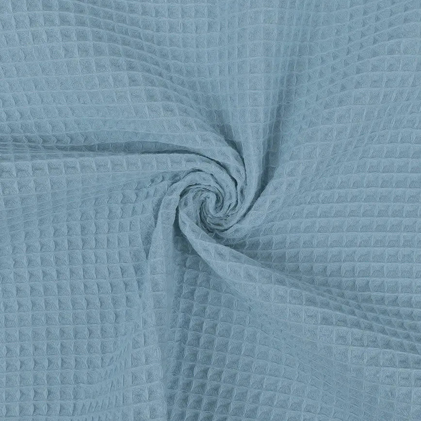Baumwoll Waffelpiqué Stoff in Uni Jeansblau mit typischer Waffelstruktur, als Meterware gedreht dargestellt