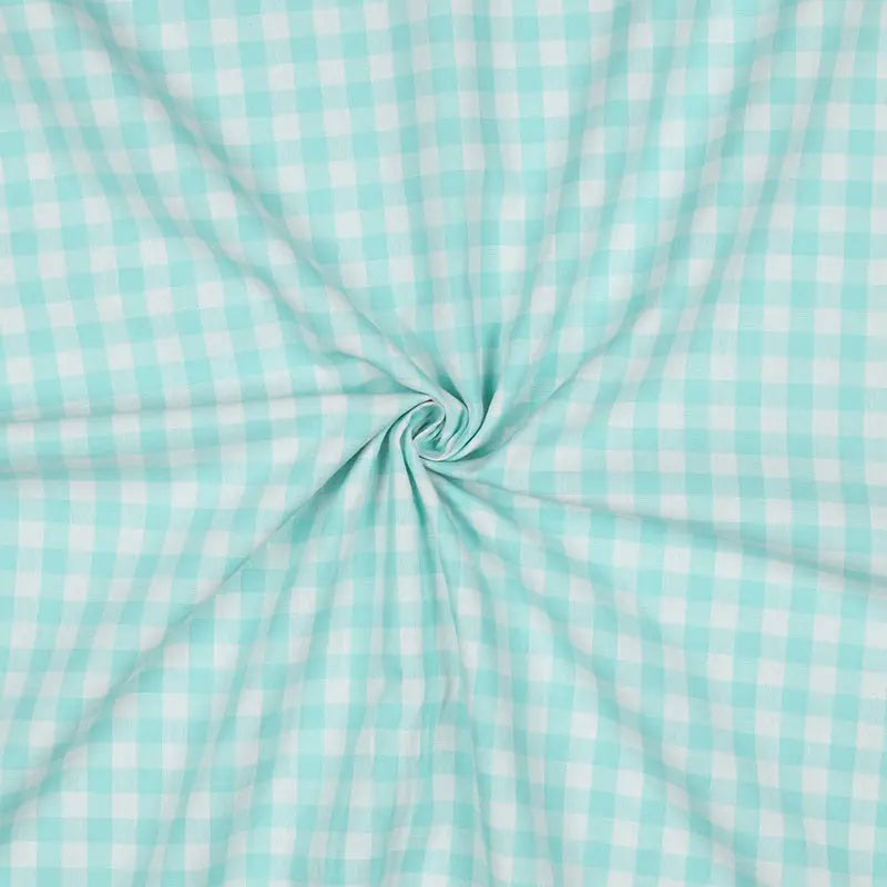 Baumwoll Webware kariert in Mint mit 1 cm großen Karos, Detailaufnahme der gefalteten Baumwoll-Webware