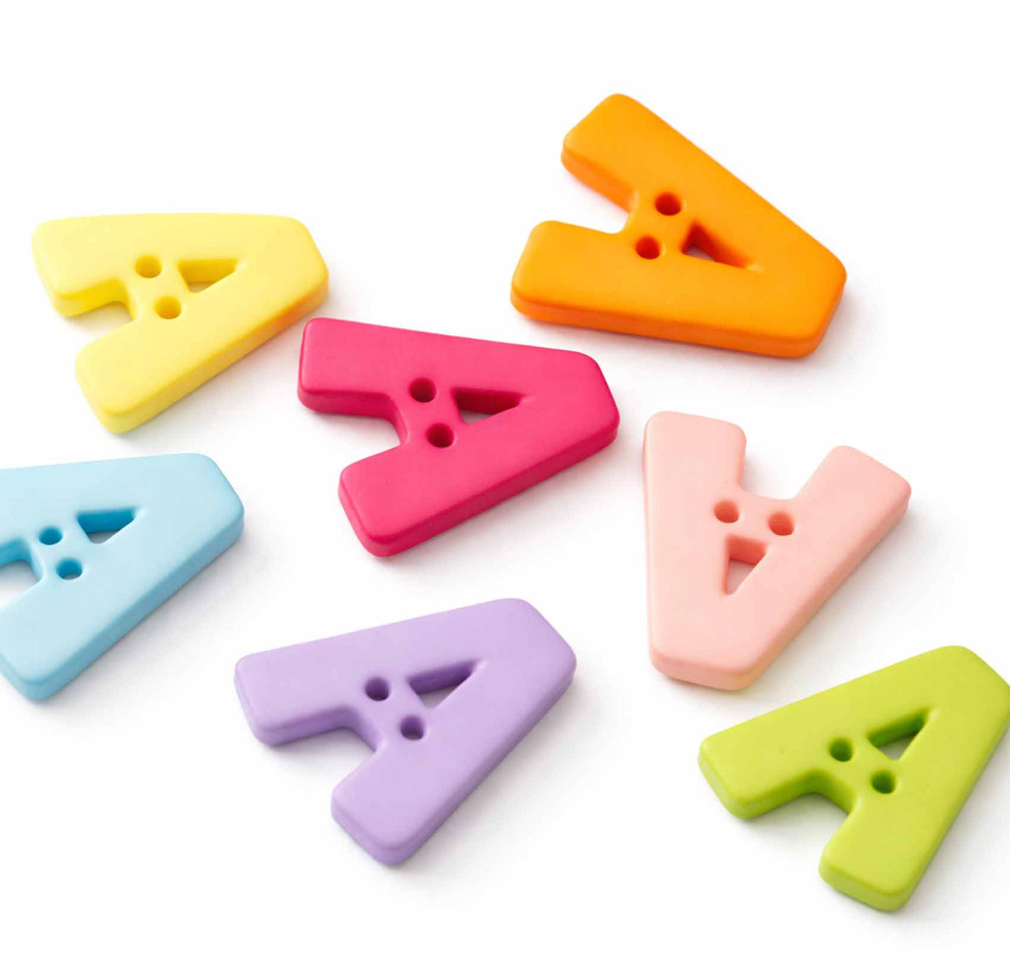 Bunte Buchstabenknöpfe in Form des Buchstabens „A“ aus Kunststoff, in Pastellfarben wie Gelb, Orange, Rosa, Lila, Blau und Grün, mit vier Näh-Löchern – ideal zum Verzieren von Kinderkleidung, Accessoires und DIY-Nähprojekten.