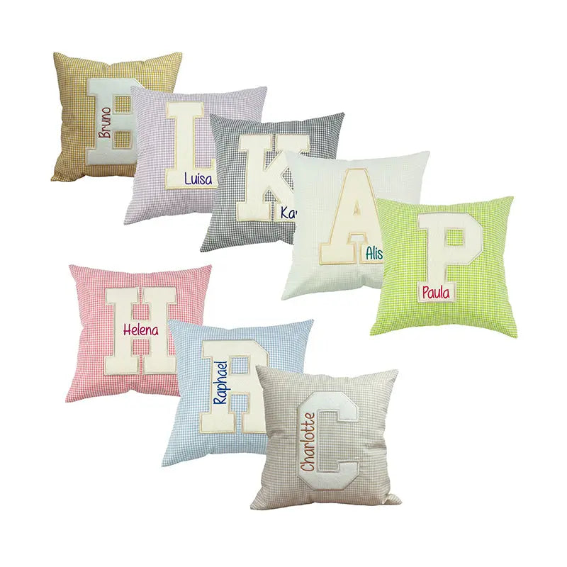 Kissen mit einem einzelnen Buchstaben und Name, Baumwollstoff, Inlett, genäht und gestickt für Kinder