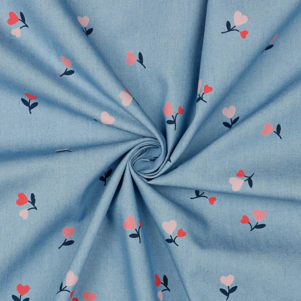 Leichter Jeansstoff Lyocell gewaschen mit kleinen Herzen auf hellblauen Hintergrund