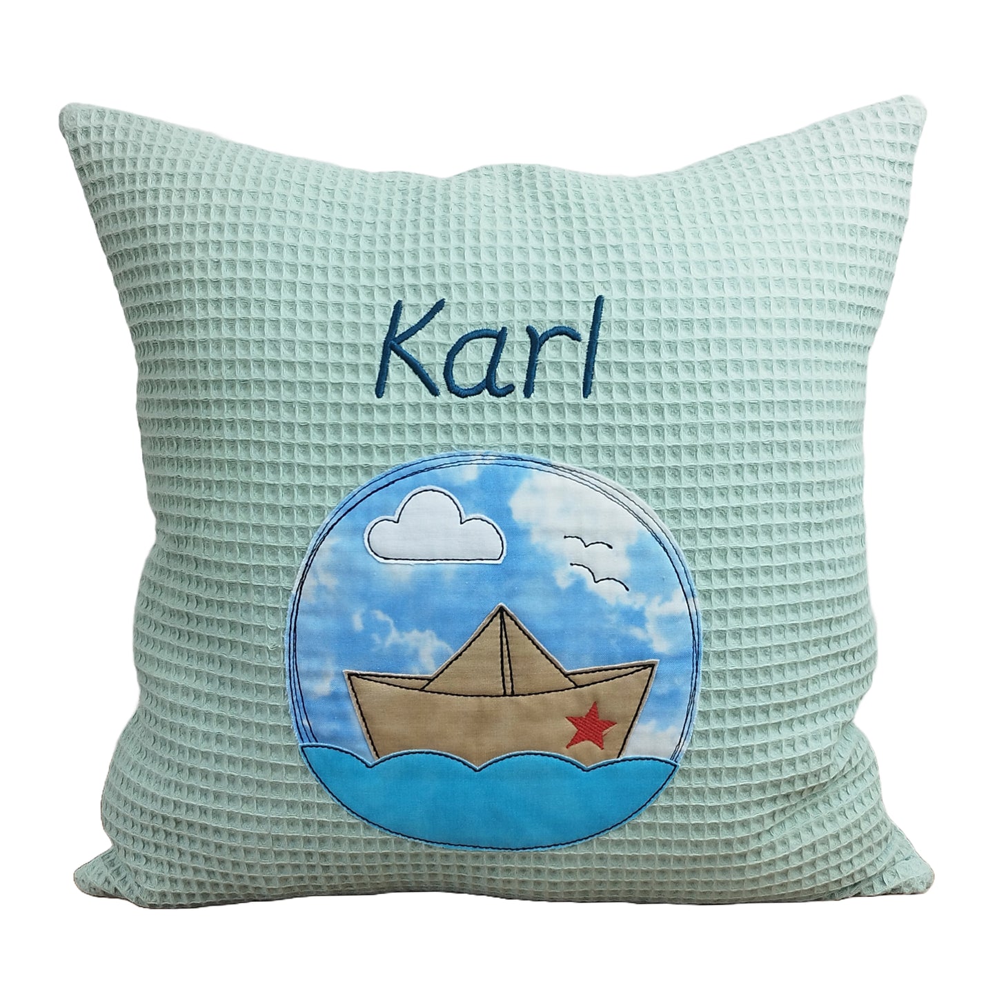 Personalisierte Kissen mit Namen und Motiv Papierboot und aus Waffelstoff genäht