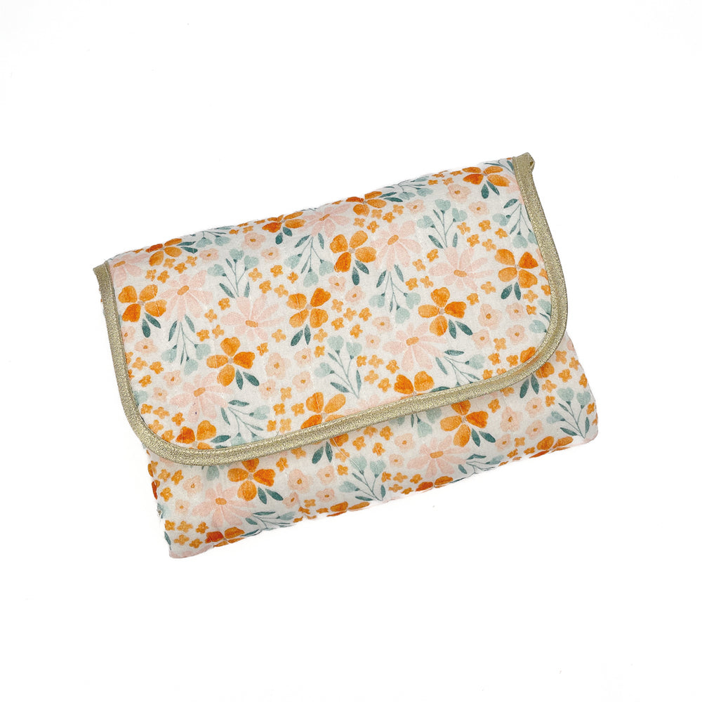 Wickelauflage aus Musselin Double Gauze helle Blumen