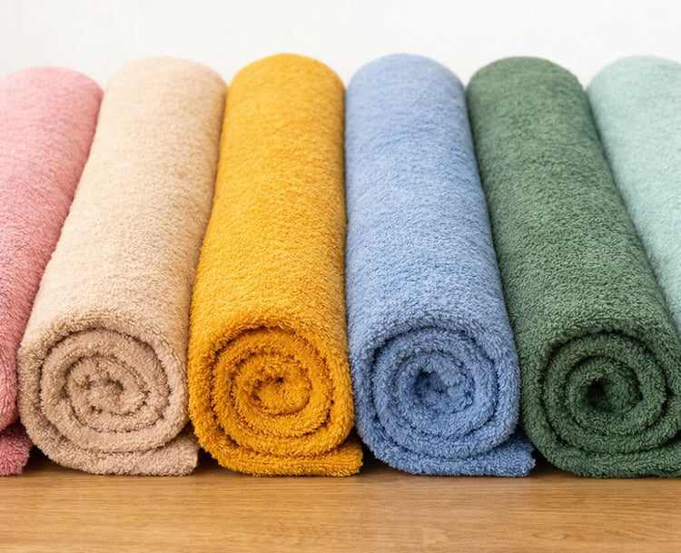 Einfarbige Frottee Meterware – weicher, saugstarker Frottierstoff für Handtücher, Babyartikel und Nähprojekte.