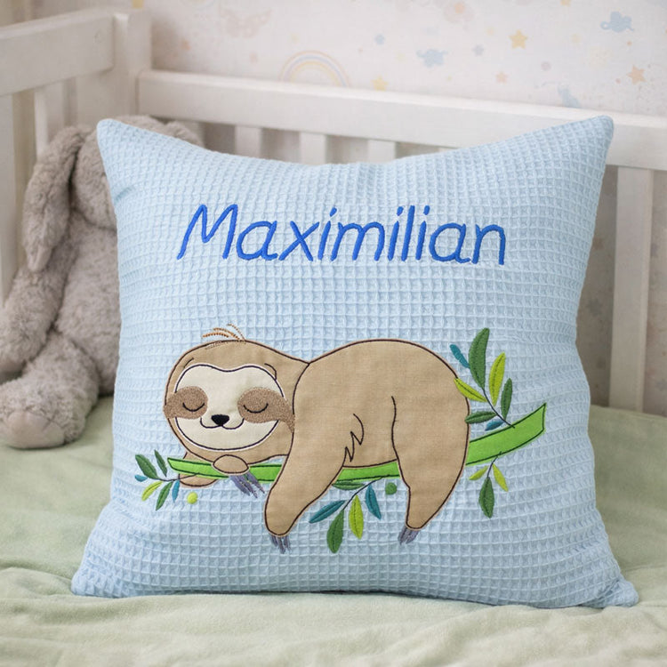 Handgenähte Kissen aus hochwertigen Baumwollstoffen mit eingesticktem Namen. Weiche Oberfläche, kindgerechtes Design, personalisiert als Geschenk zur Geburt oder Taufe.