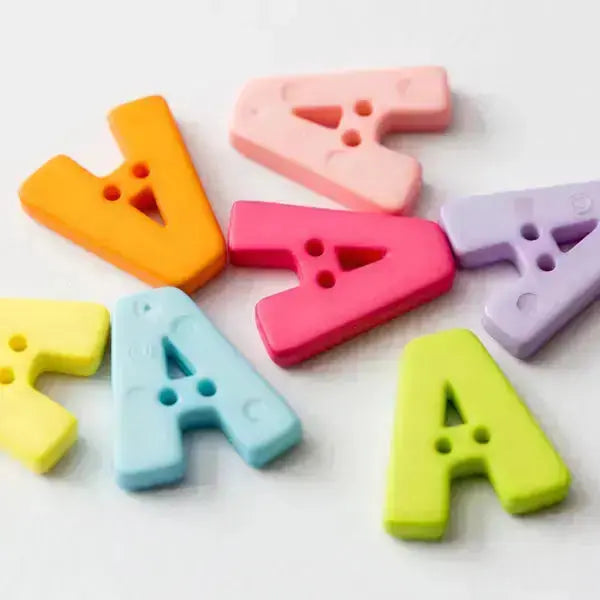 Bunte Buchstabenknöpfe in Form des Buchstabens „A“ aus Kunststoff, in Pastellfarben wie Gelb, Orange, Rosa, Lila, Blau und Grün, mit vier Näh-Löchern – ideal zum Verzieren von Kinderkleidung, Accessoires und DIY-Nähprojekten.