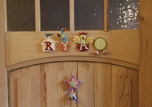 Dushi Buchstaben an einer Tür als Dekorationsbeispiel