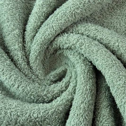 Frotteestoff uni salbei mit dichter Schlingenstruktur, weicher Baumwoll-Frottee in zartem Salbeigrün, Detailaufnahme gefaltet