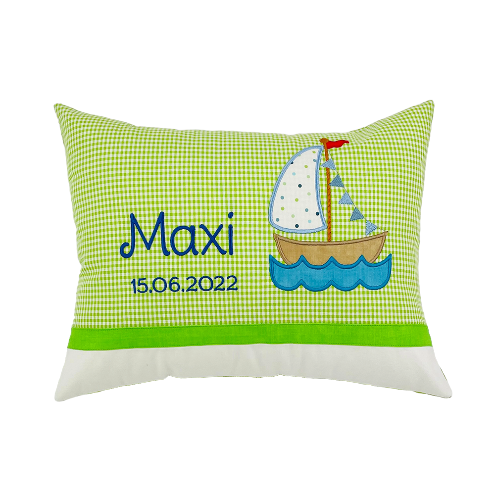 Personalisierte Kissen mit Namen und Motiv Segelboot aus Baumwollstoff genäht