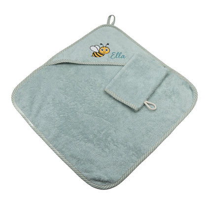 Baby Kapuzenhandtuch personalisiert mit Biene und Namen, salbeifarbenes Frotteehandtuch mit Waschhandschuh für Kinder