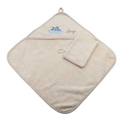 Baby Kapuzenhandtuch personalisiert mit Schiff und Namen, beigefarbenes Frotteehandtuch mit Waschhandschuh für Kinder