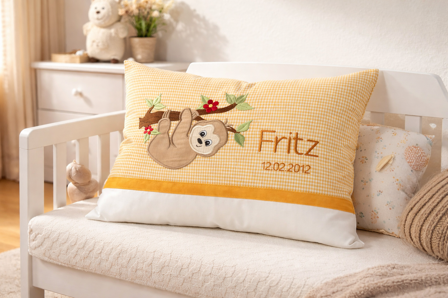 Personalisiertes Kissen Faultier mit Namen bestickt, karierter Stoff, handgemacht