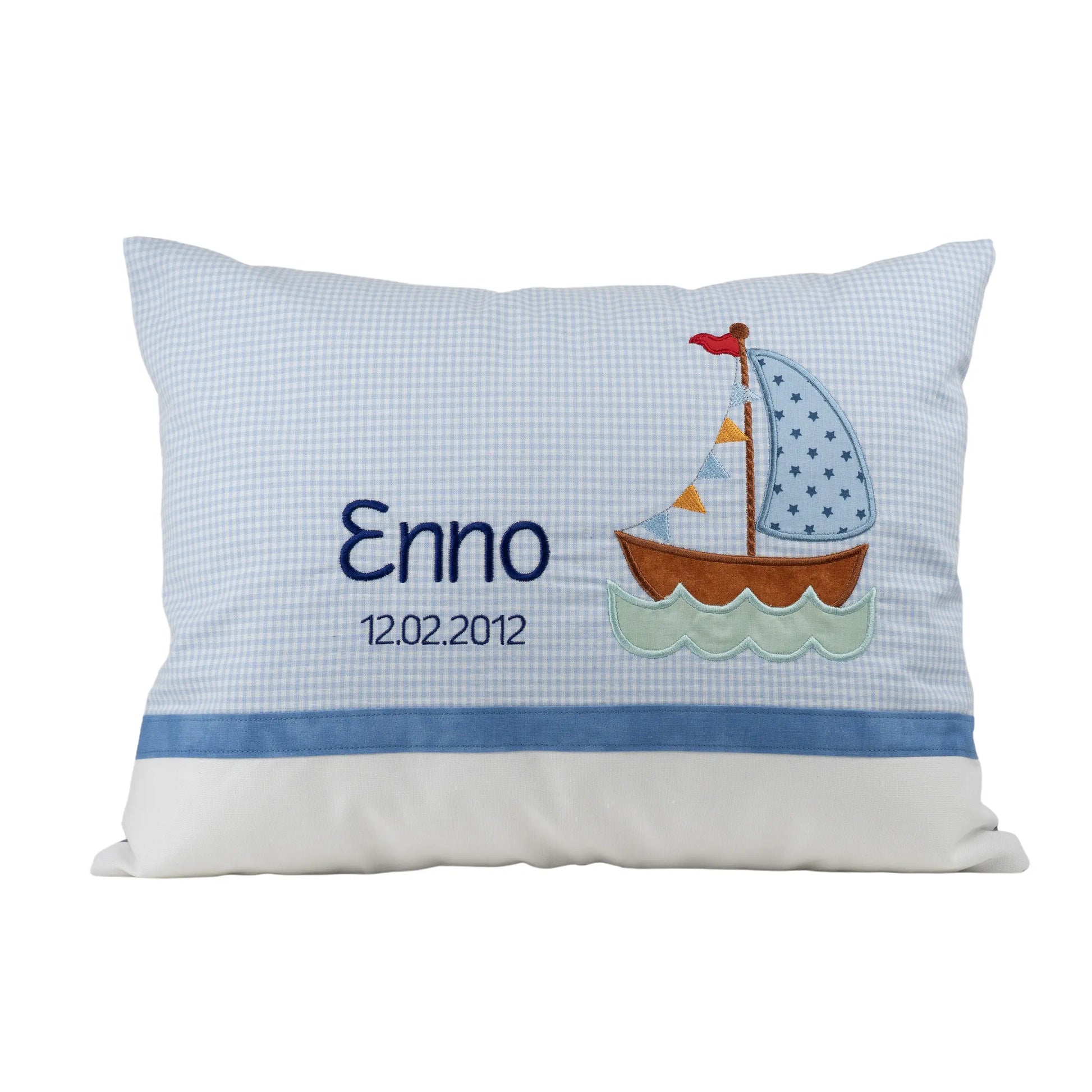 Personalisiertes Kissen Segelboot mit Namen bestickt, karierter Stoff, handgemacht